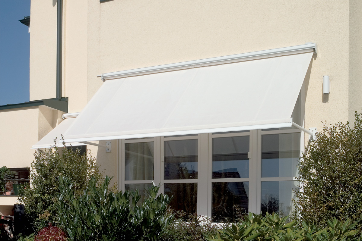 DROP ARM RETRACTABLE AWNING
