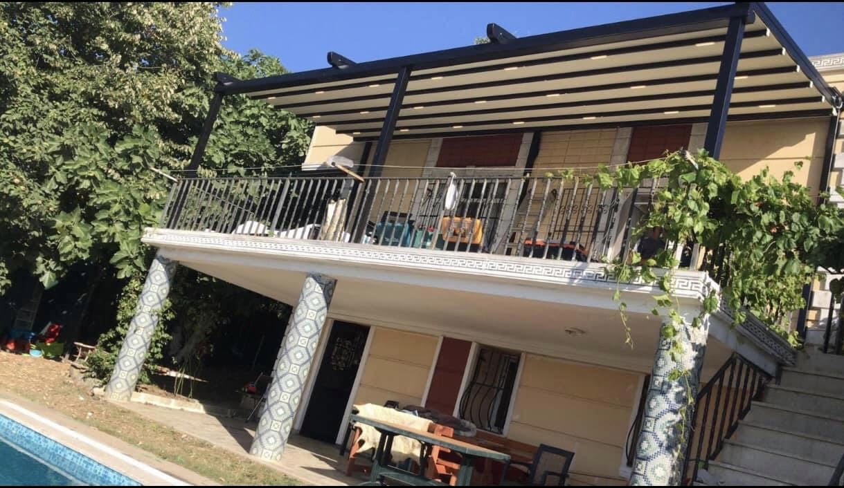 1. A SBF INTERIORS RETRACTABLE CANOPY